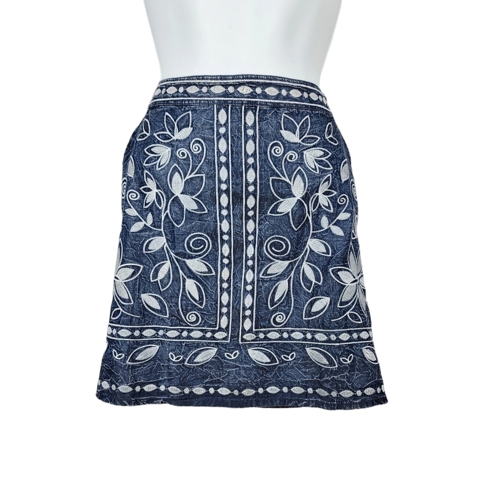CHLOE & KATIE EMBROIDERED MINI SKIRT